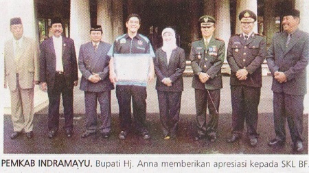 Sjamsul Saputro, keempat dari kiri, menerima penghargaan dari Pemkab Indramayu